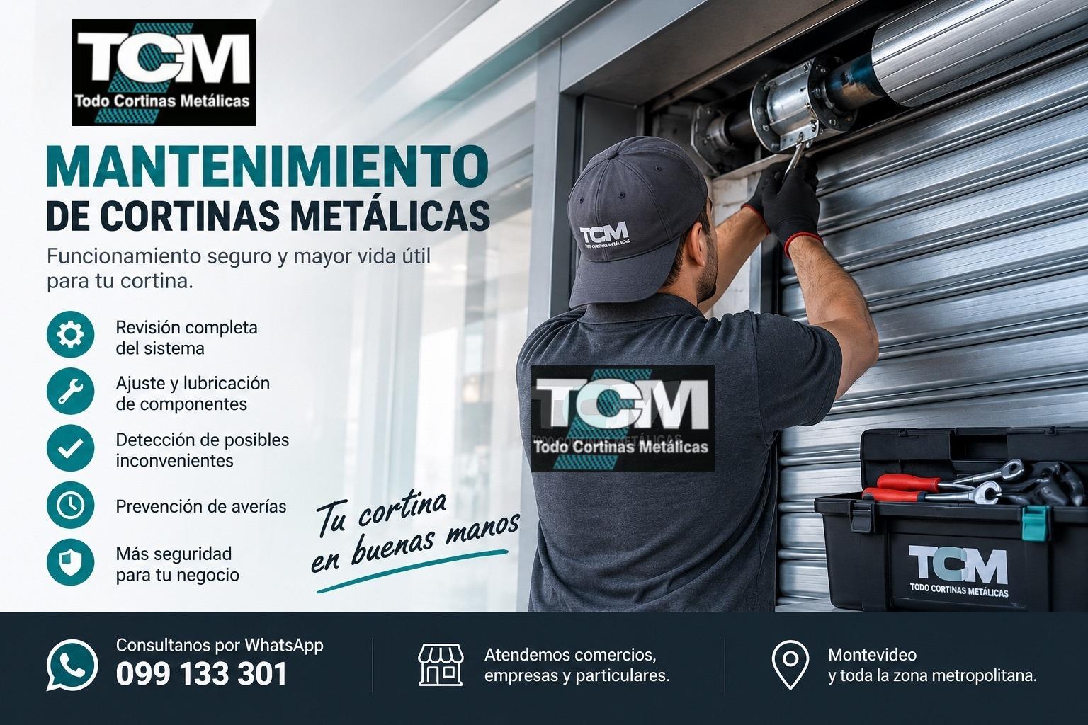 Técnico ajustando una cortina metálica enrollable, con herramientas y texto promocional de mantenimiento TCM.