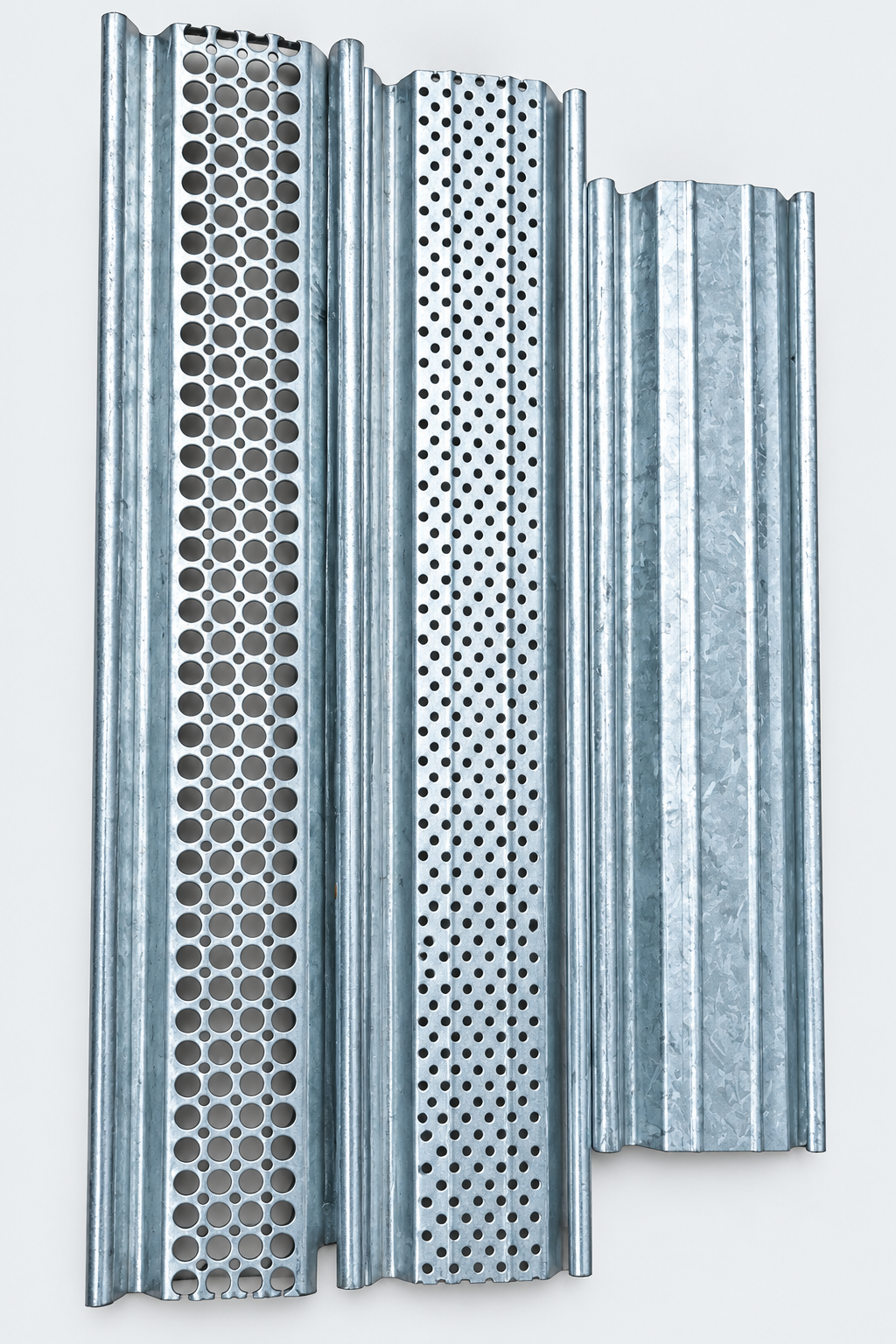 Paneles metálicos galvanizados con perforaciones circulares, vista frontal sobre fondo claro.