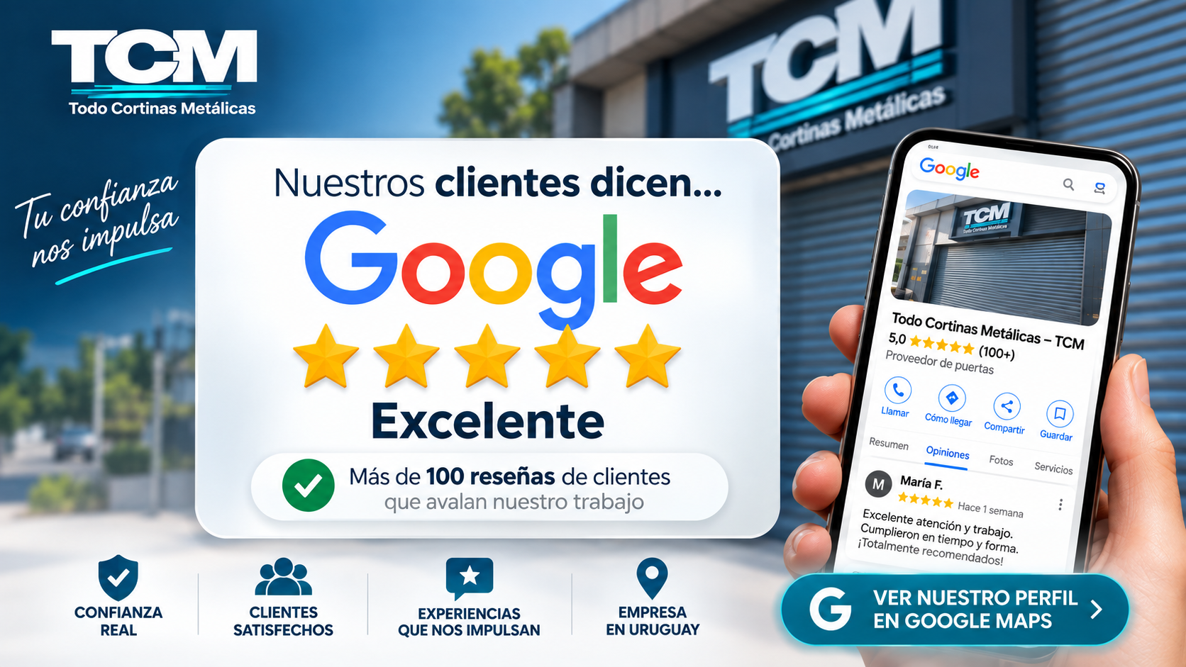 Persona sostiene smartphone con reseñas de Google; fondo muestra fachada de TCM y cortinas metálicas.